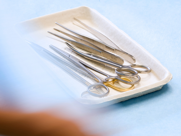 Schale mit Scheren und Pinzetten - Zentrale Sterilgutversorgungsabteilung Schale mit Scheren und Pinzetten - Zentrale Sterilgutversorgungsabteilung